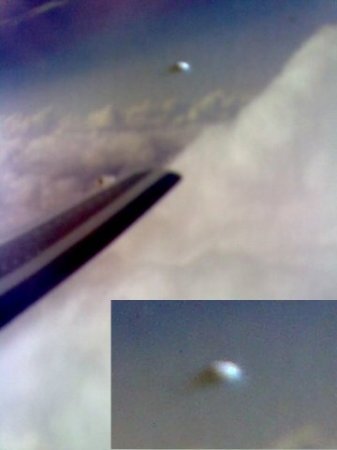 НЛО возле крыла самолета в небе над Бразилией.