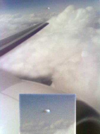 НЛО возле крыла самолета в небе над Бразилией.