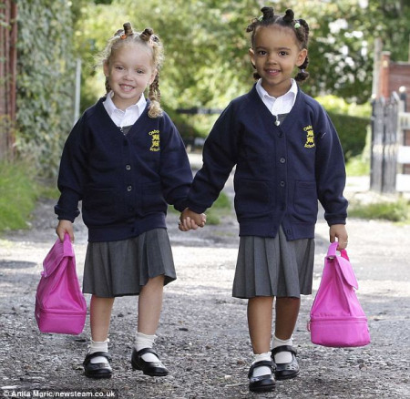 Разноцветные близняшки пошли в школу